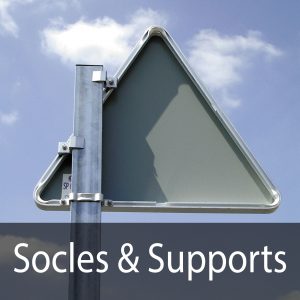 Socles et supports pour panneaux de signalisation routière